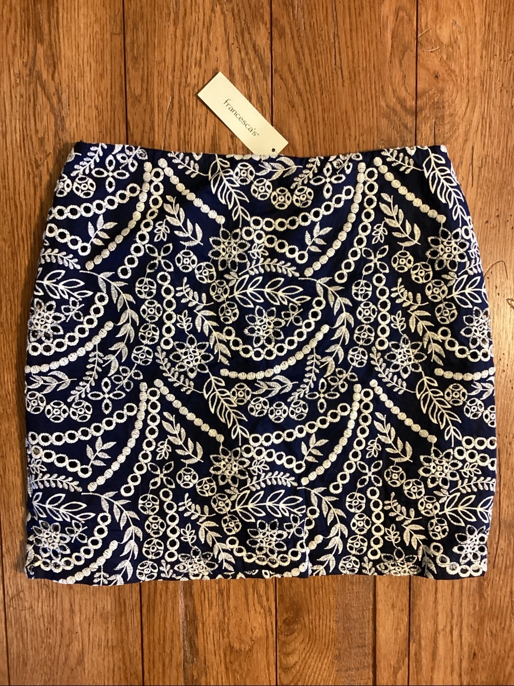 Francesca’s Mi Ami Clementine embroidered skirt. Women’s size medium